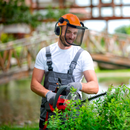 Elmetto protettivo con visiera a rete e cuffie antirumore